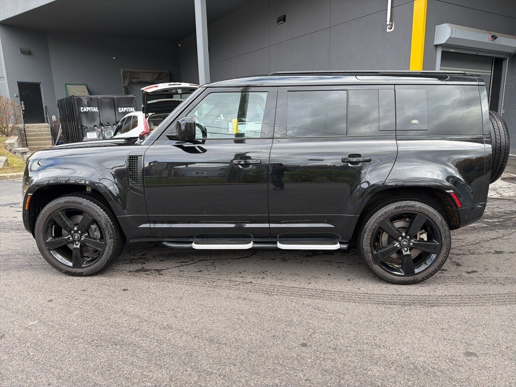 2023 Land Rover Defender 110 X-Dynamic SE photo 3