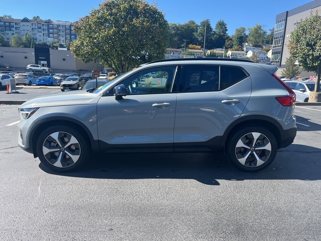 2025 Volvo XC40 Plus photo 3