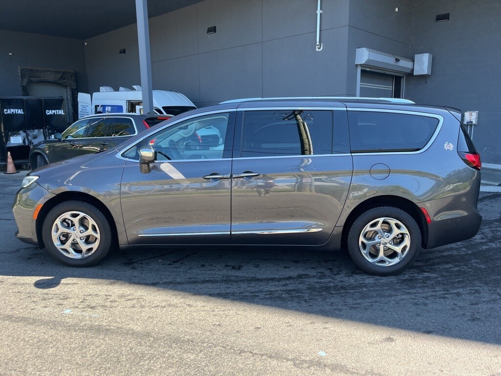 2021 Chrysler Pacifica Limited photo 3