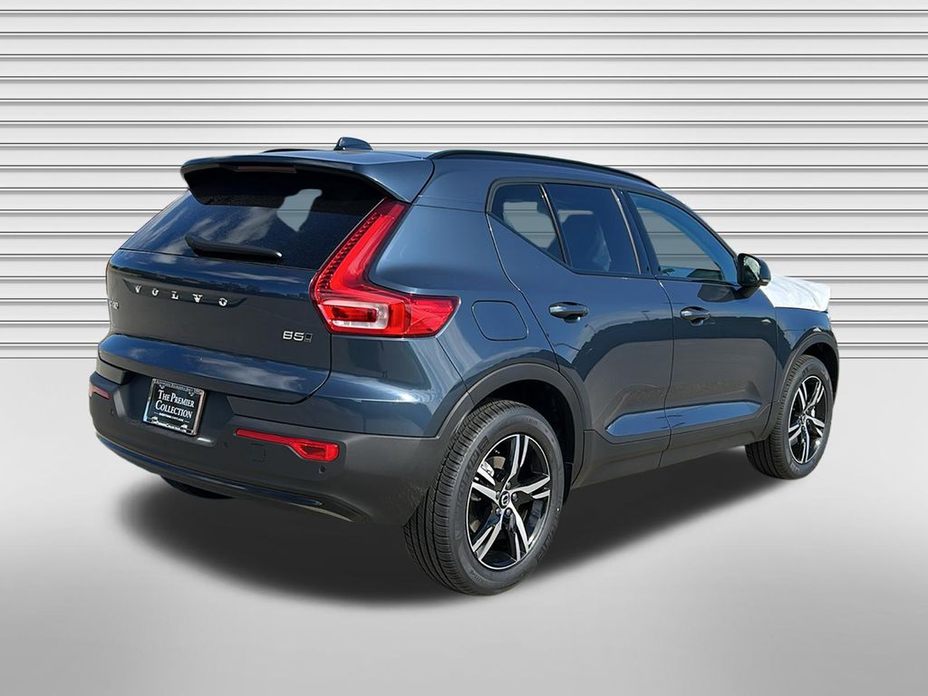 New 2026 Volvo XC40 B5 Core SUV