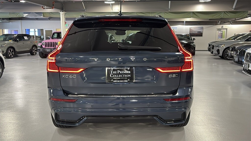 2025 Volvo XC60 B5 Core photo 3