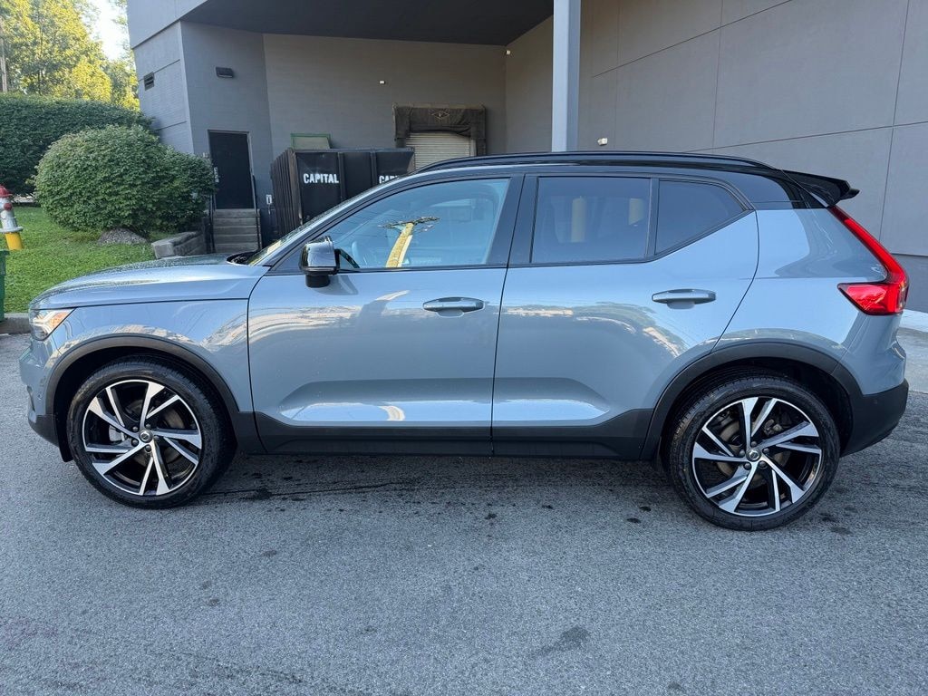 Used 2022 Volvo XC40 T5 AWD R-Design SUV