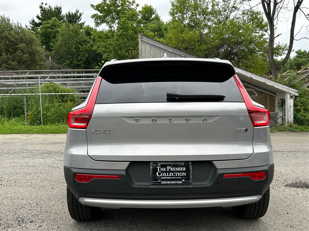 2025 Volvo XC40 Core photo 2