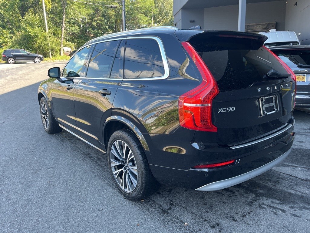 2022 Volvo XC90 T6 AWD Momentum photo 2