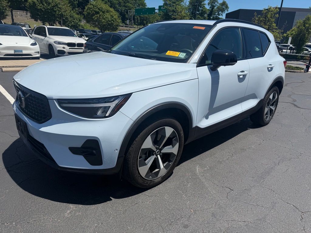 2024 Volvo XC40 B5 Plus Dark AWD's photo