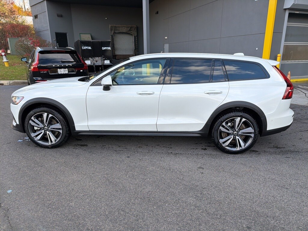 2025 Volvo V60 Cross Country B5 Plus photo 2