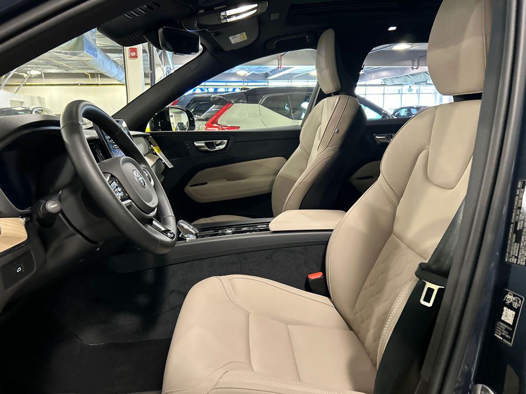 2026 Volvo XC60 Plus - Photo 10