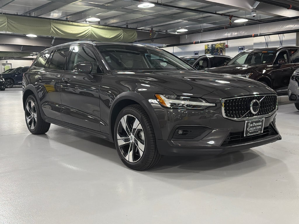 2025 Volvo V60 Cross Country