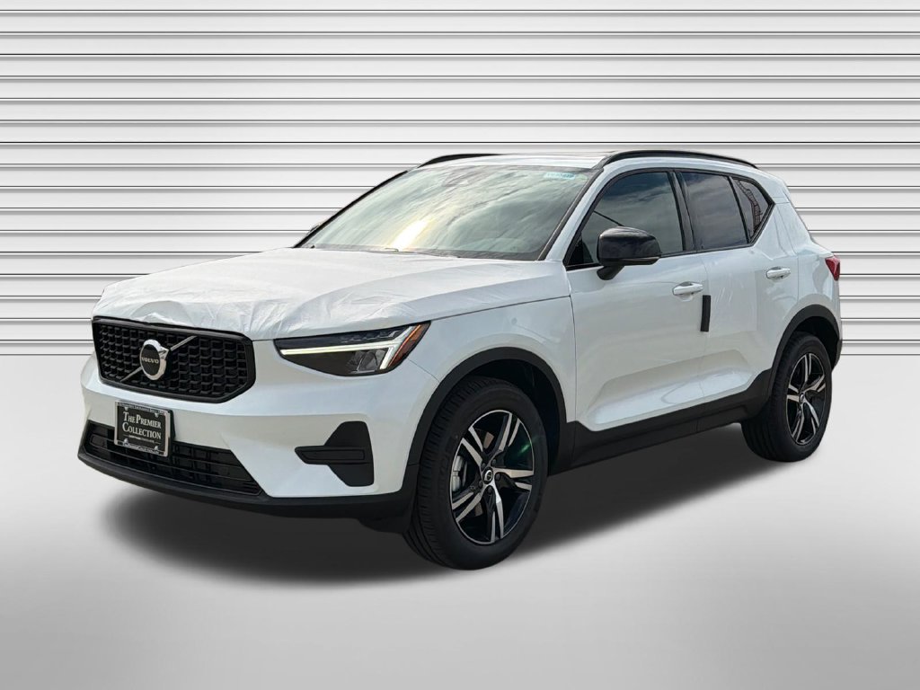 New 2026 Volvo XC40 B5 Core SUV