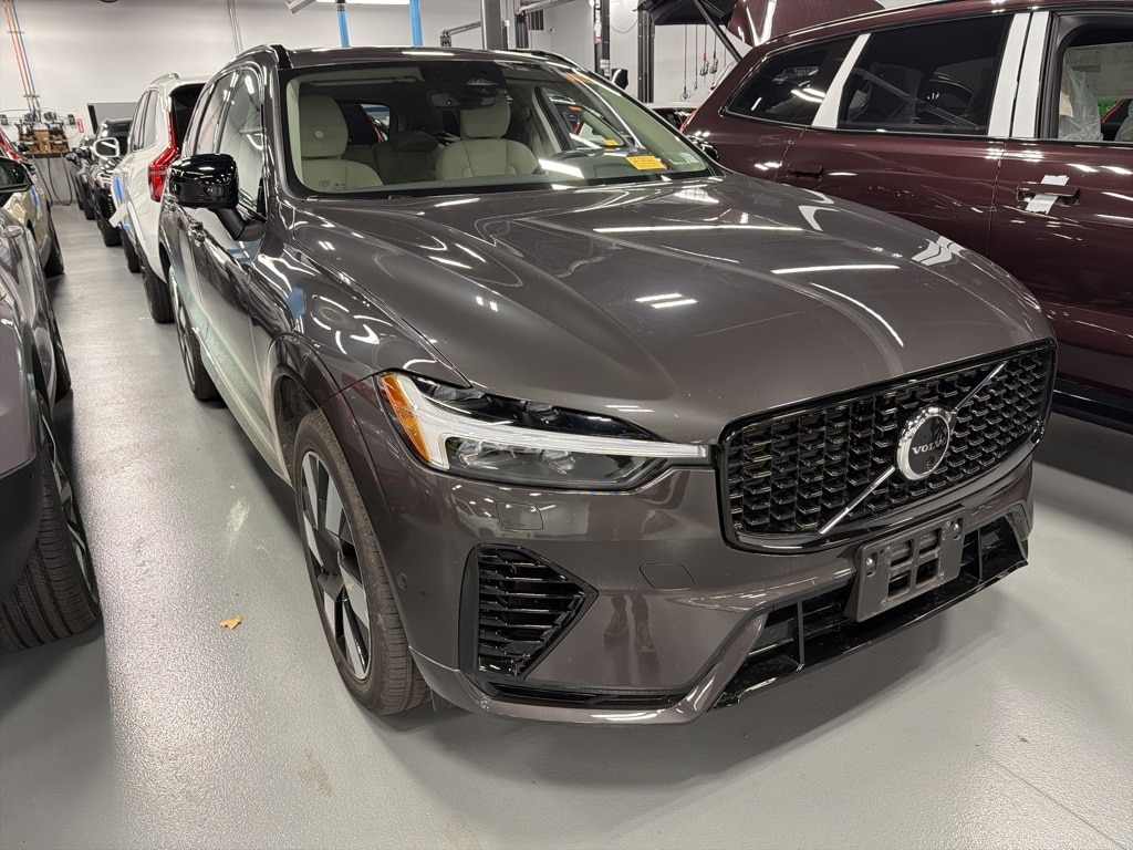 2023 Volvo XC60 Plus's photo
