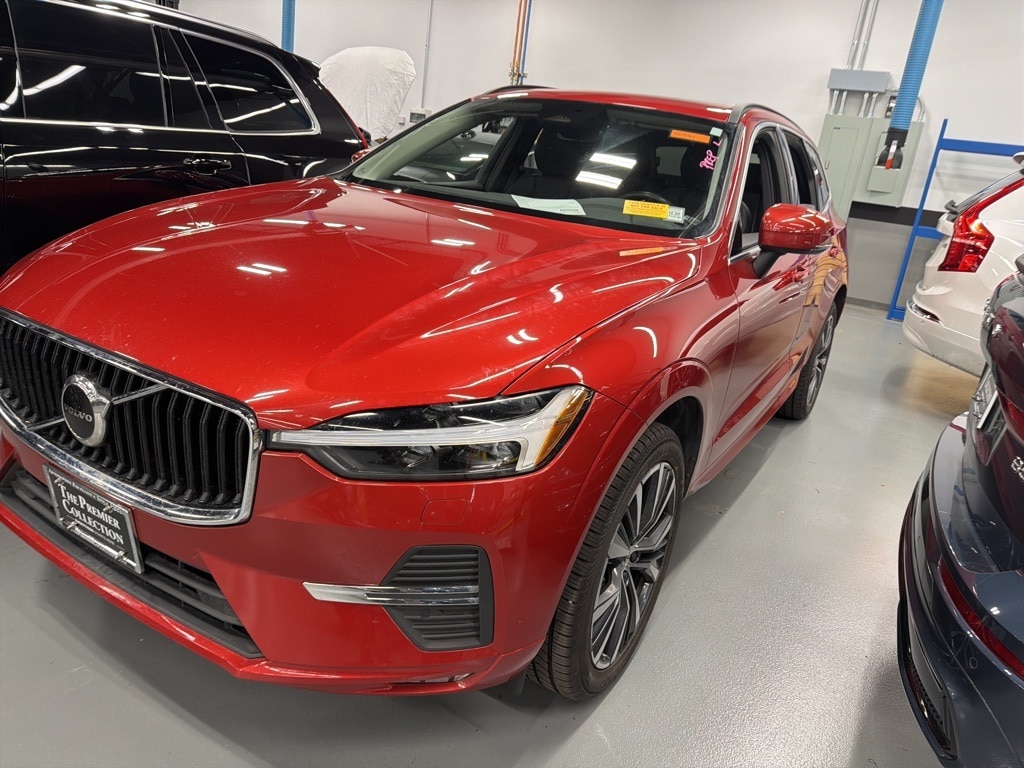 2022 Volvo XC60 Momentum's photo