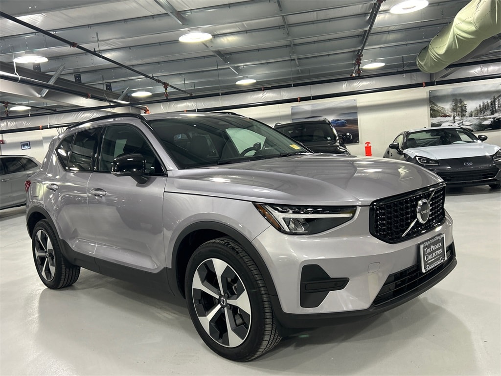 2026 Volvo XC40 Core's photo