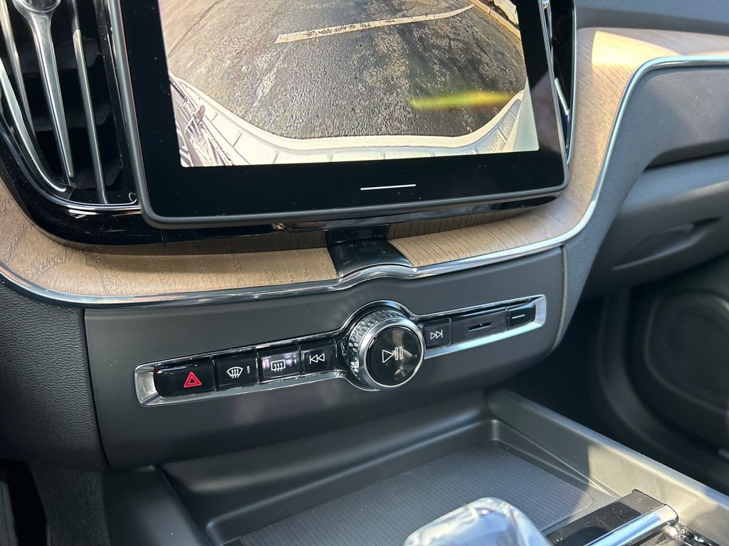 2026 Volvo XC60 Plus - Photo 18