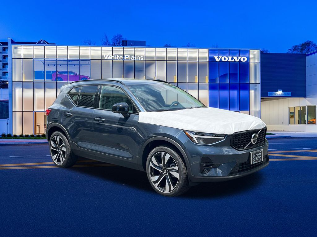 2026 Volvo XC40 B5 Plus Dark AWD's photo