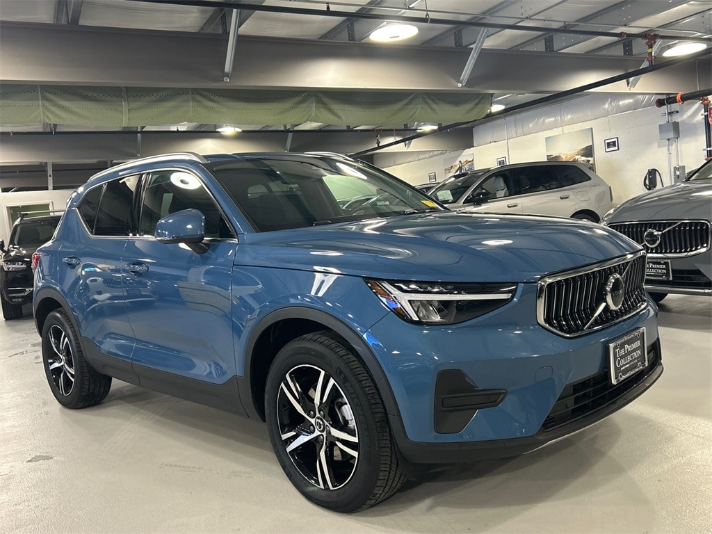 2025 Volvo XC40 Core's photo