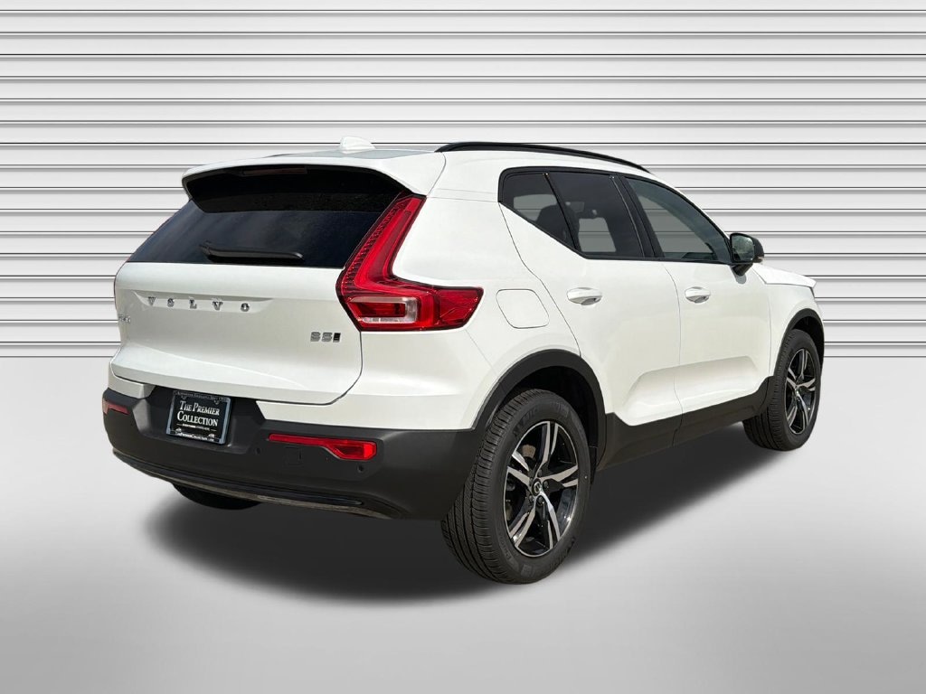 New 2026 Volvo XC40 B5 Core SUV