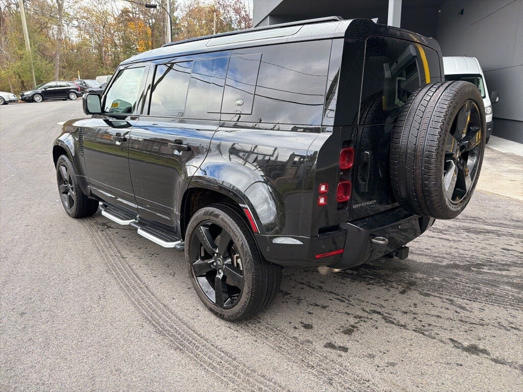 2023 Land Rover Defender 110 X-Dynamic SE photo 2