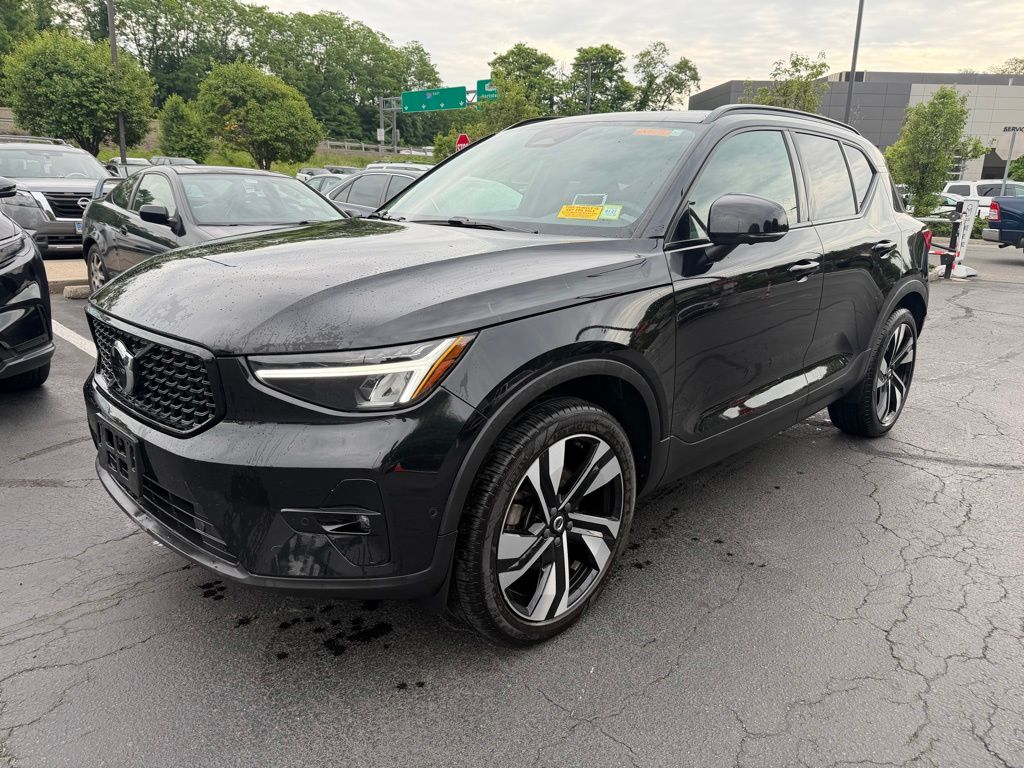 2023 Volvo XC40 B5 Plus Dark AWD's photo