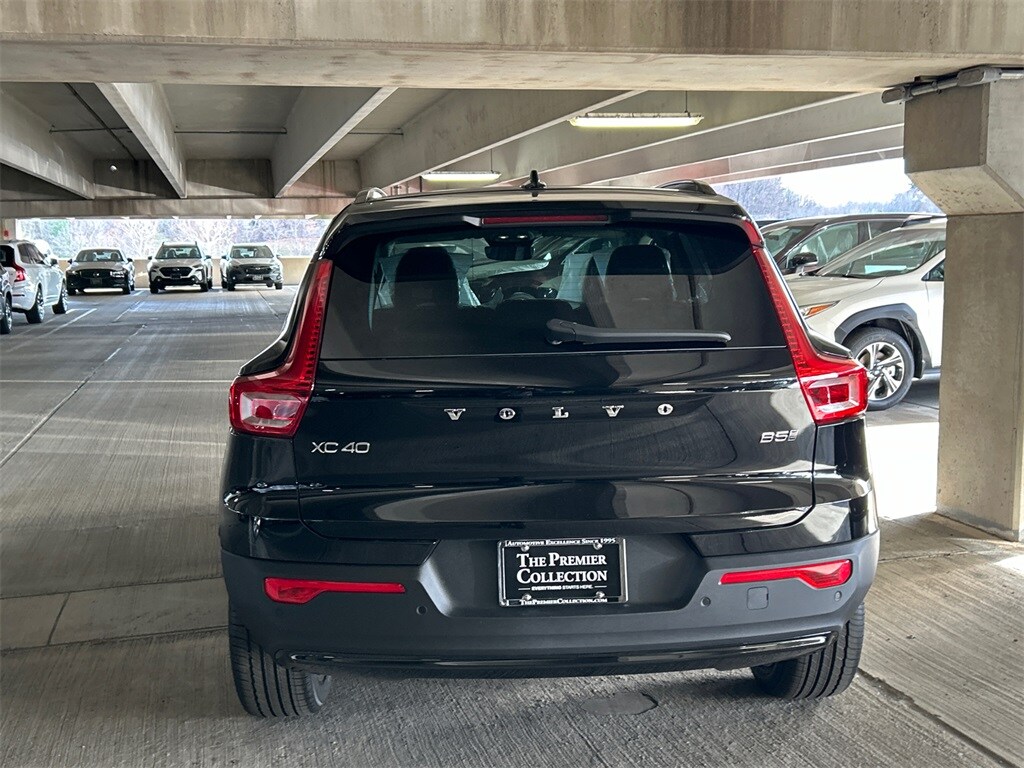 2026 Volvo XC40 Plus photo 2