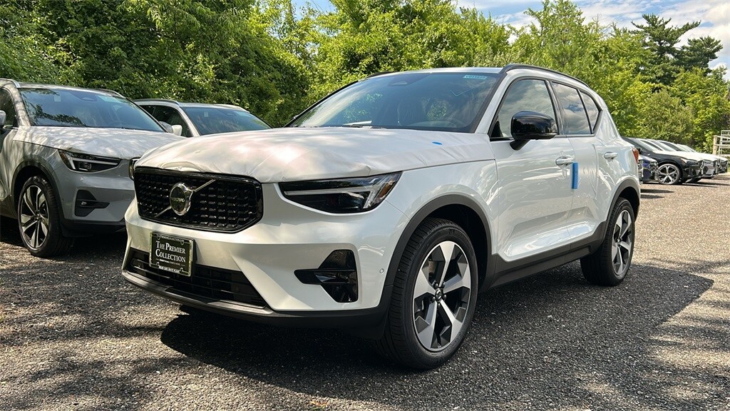 2026 Volvo XC40 Plus photo 3
