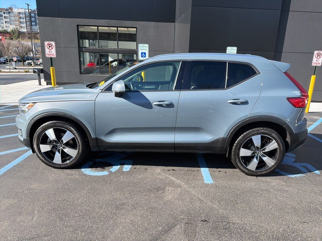 Used 2020 Volvo XC40 T5 Momentum SUV