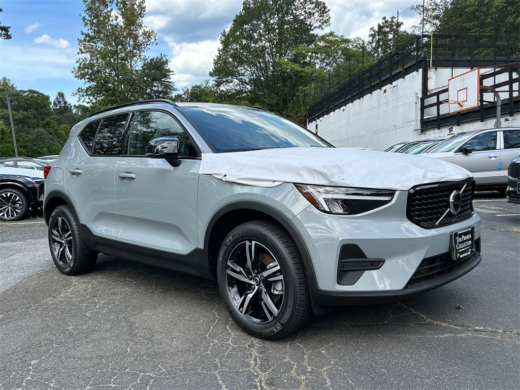 2026 Volvo XC40 B5 Core
