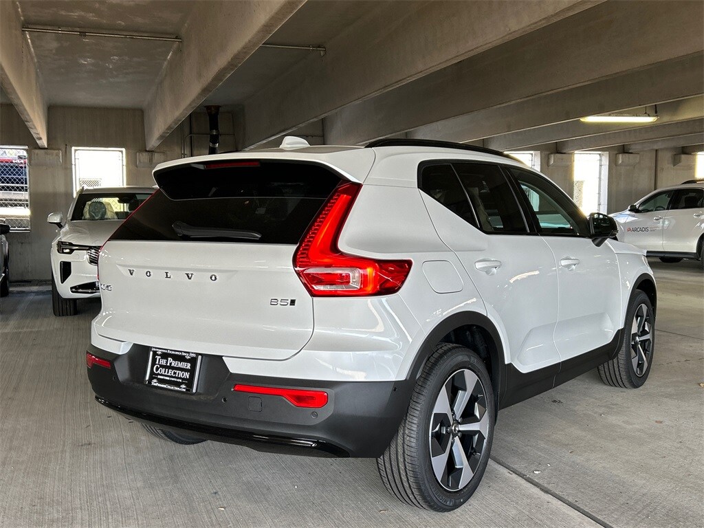 2026 Volvo XC40 Plus photo 2