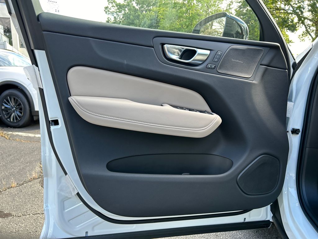 2026 Volvo XC60 Plus - Photo 10
