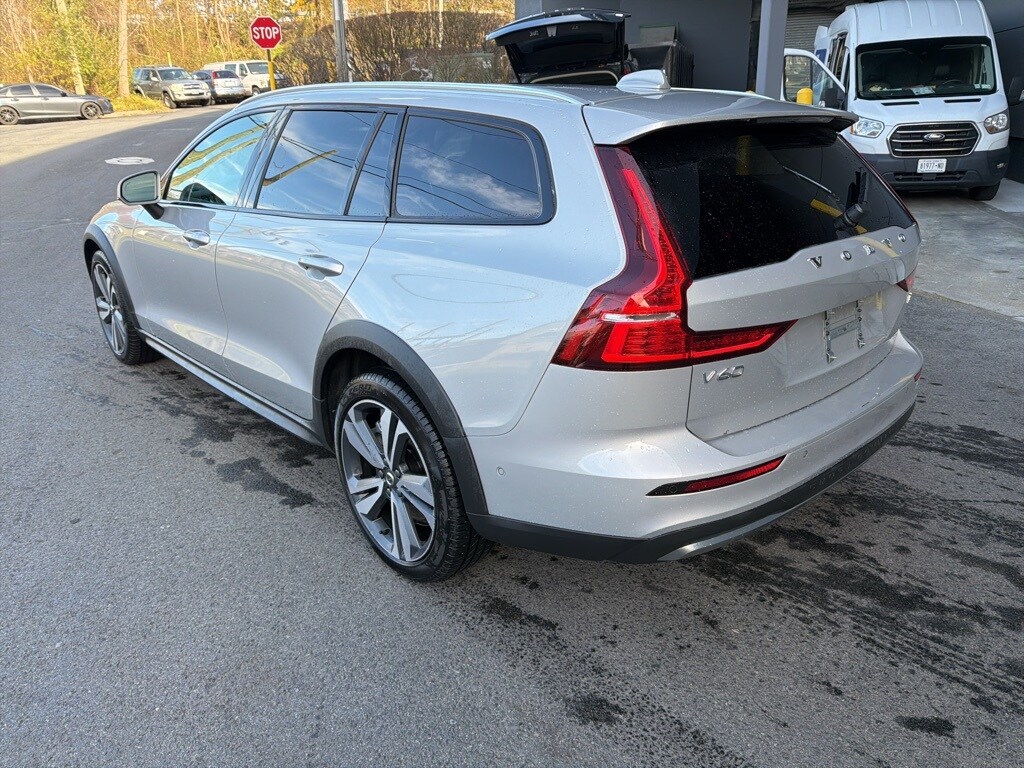 2025 Volvo V60 Cross Country B5 Plus photo 2