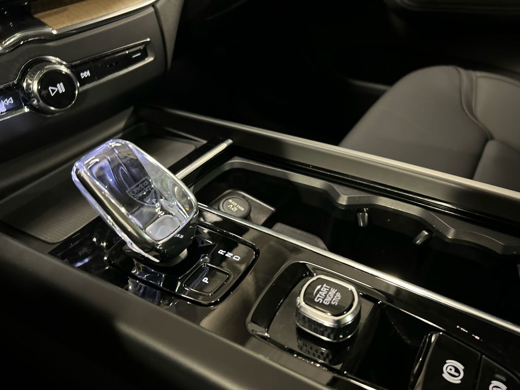 2026 Volvo XC60 Plus - Photo 19