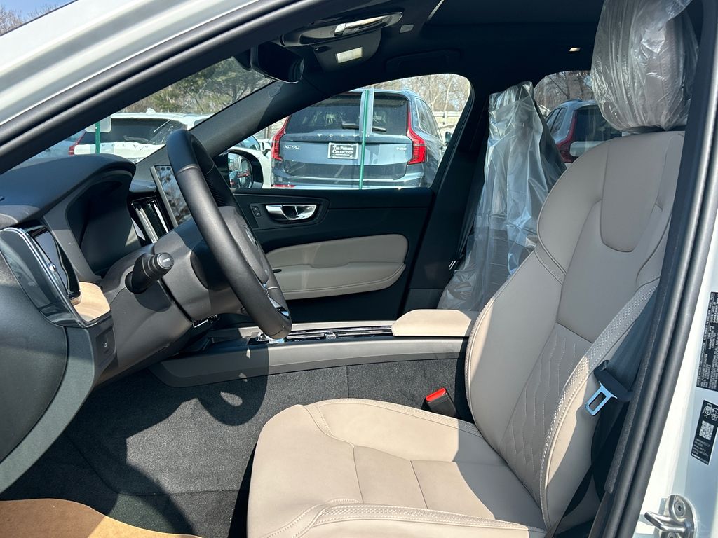 2026 Volvo XC60 Plus - Photo 10