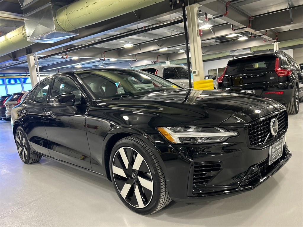 2024 Volvo S60 Plus's photo