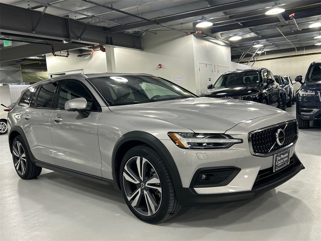 2025 Volvo V60 Cross Country Plus's photo