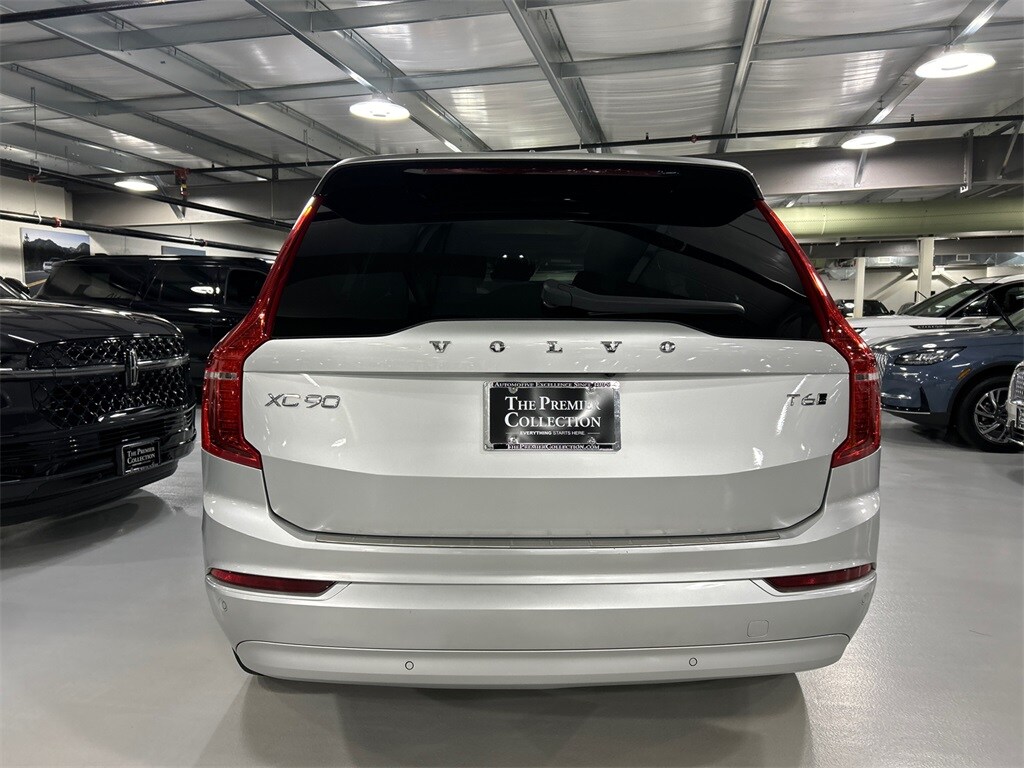 2022 Volvo XC90 T6 AWD Momentum photo 3