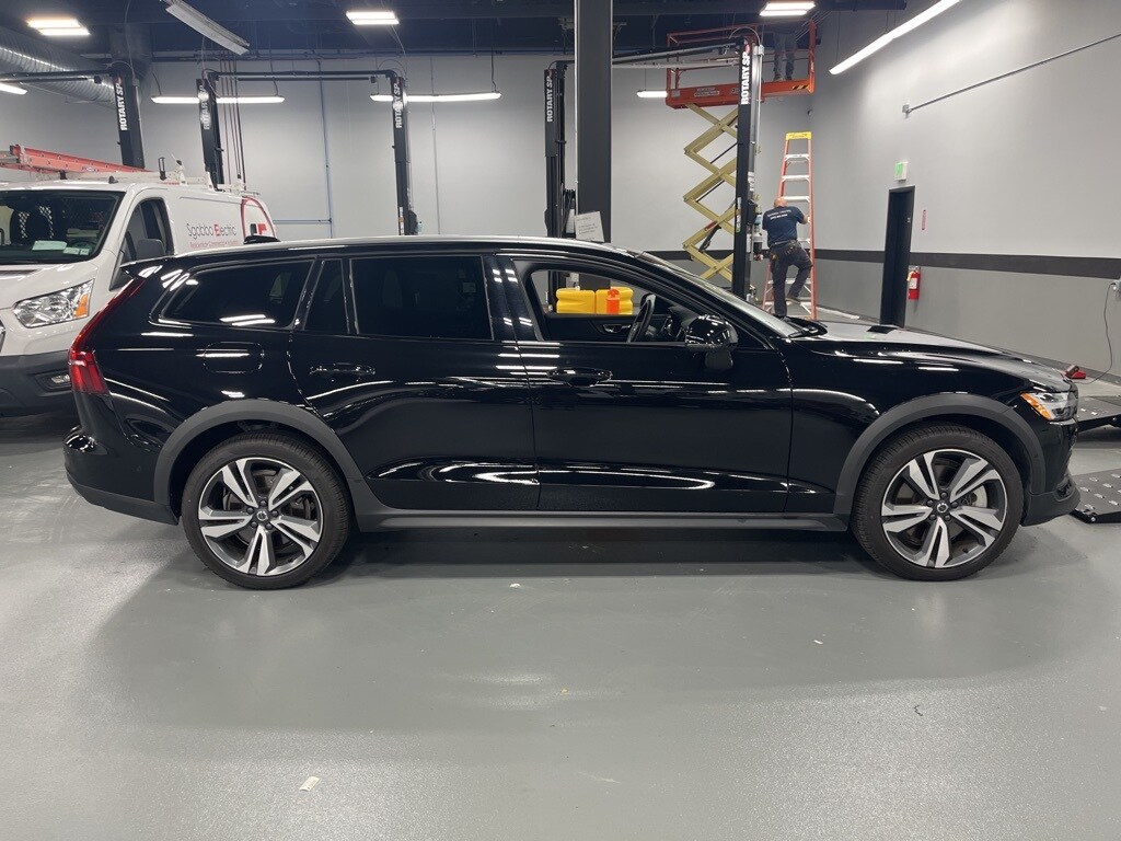 2025 Volvo V60 Cross Country B5 Plus photo 3