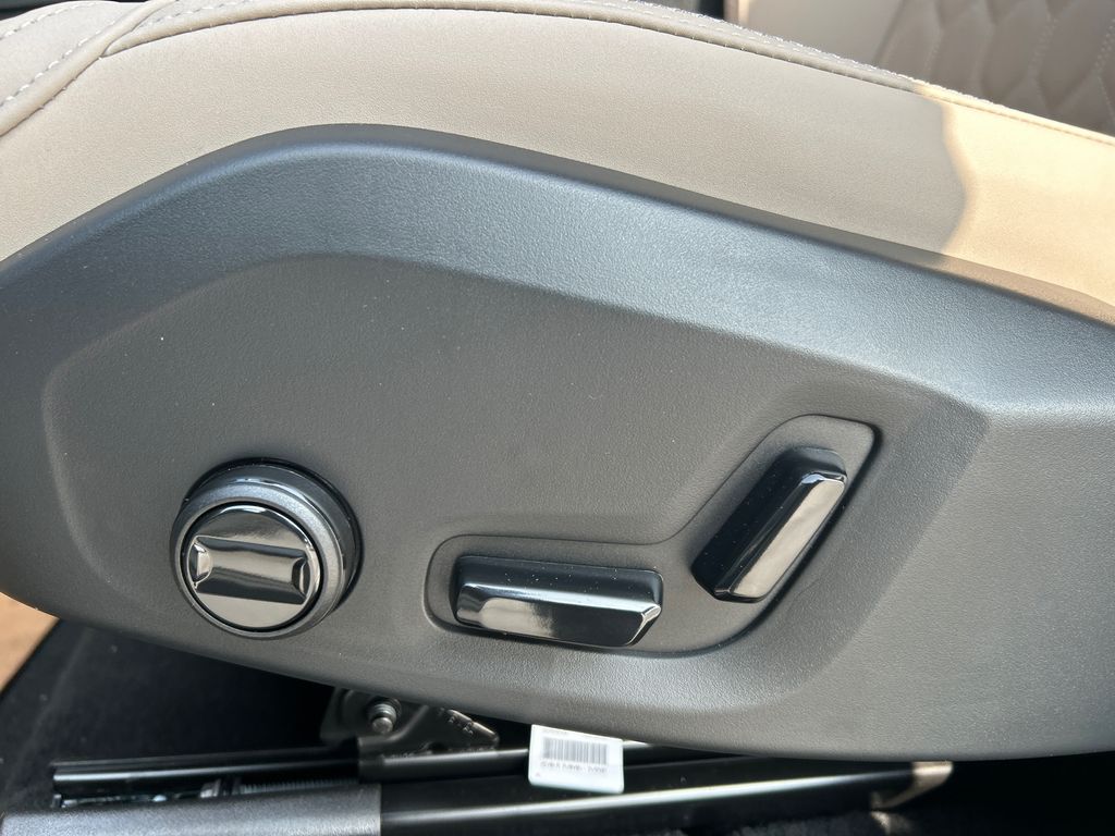 2026 Volvo XC60 Plus - Photo 11