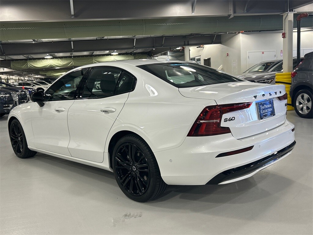 2024 Volvo S60 B5 Plus Black Edition photo 3