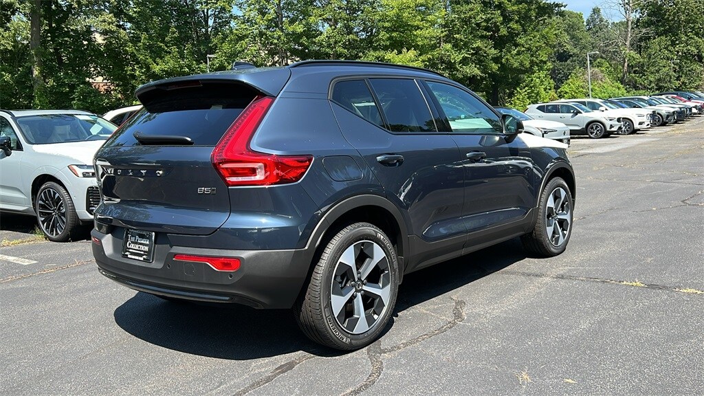 2026 Volvo XC40 Core photo 2