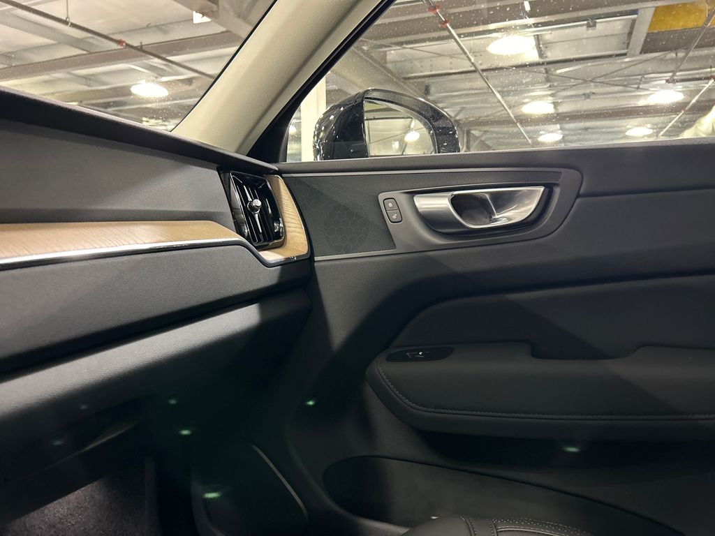 2026 Volvo XC60 Plus - Photo 20