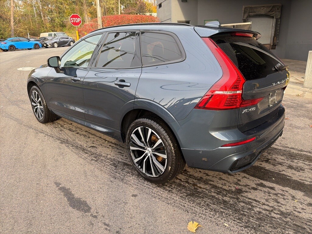 2025 Volvo XC60 B5 Plus photo 2
