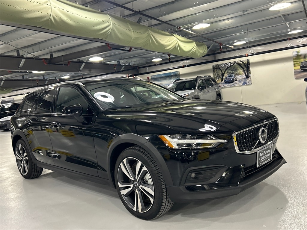 2025 Volvo V60 Cross Country Plus's photo