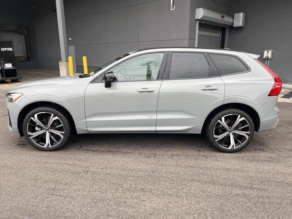 2025 Volvo XC60 B5 photo 3