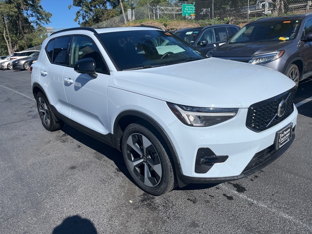 Certified 2025 Volvo XC40 B5 Plus Dark Theme SUV