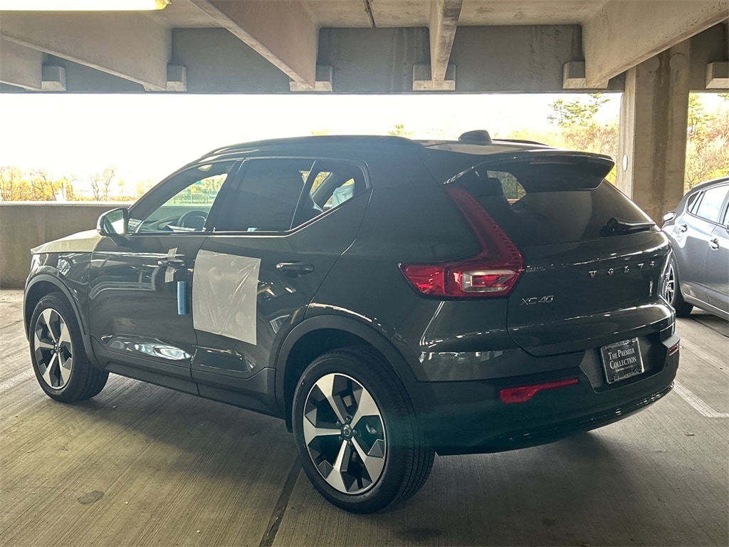 New 2026 Volvo XC40 B5 Core SUV