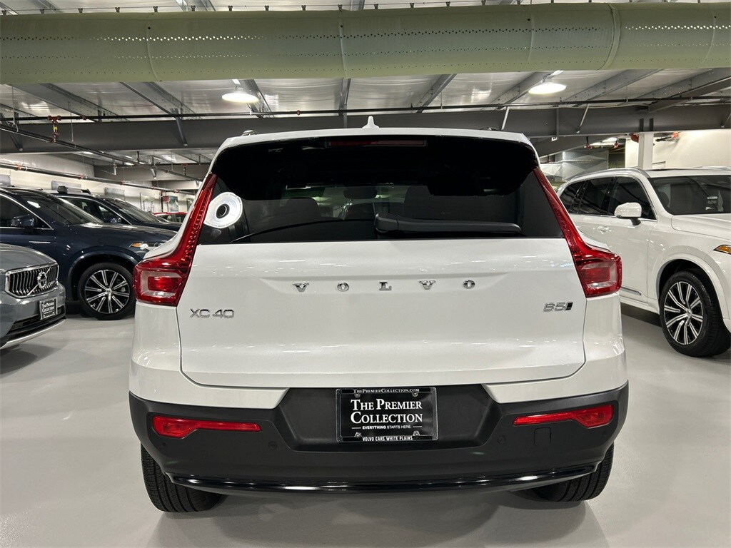 2025 Volvo XC40 Plus photo 2