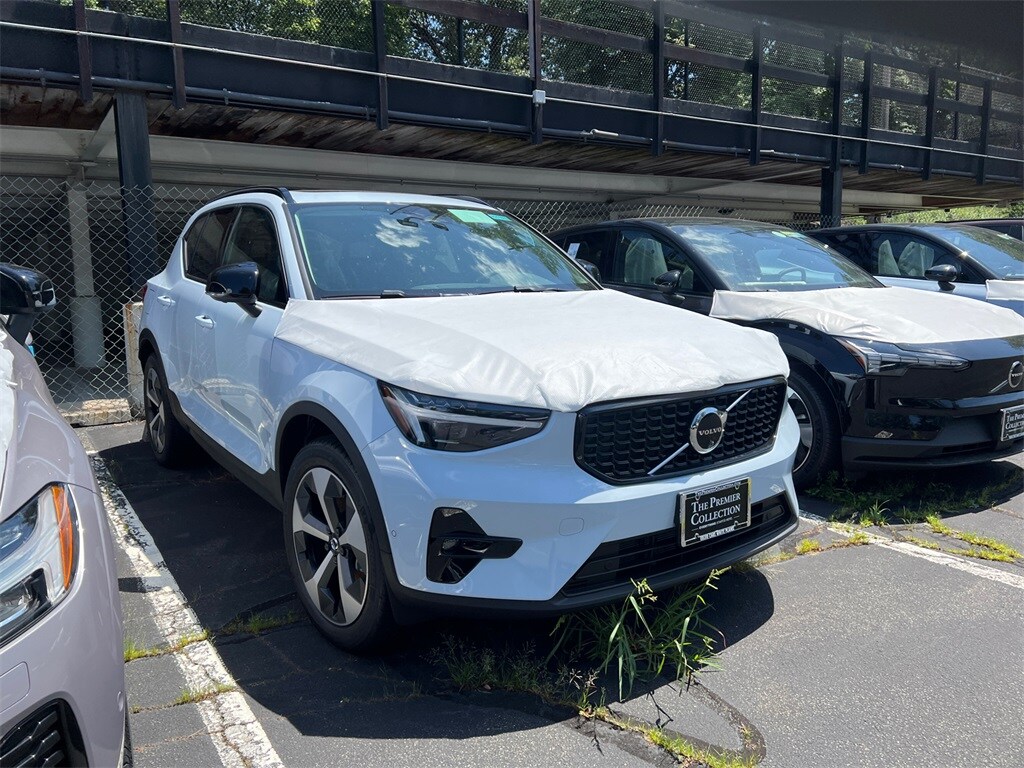 2026 Volvo XC40 Plus photo 3