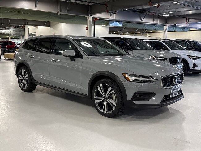 2024 Volvo V60 Cross Country B5 Plus Wagon