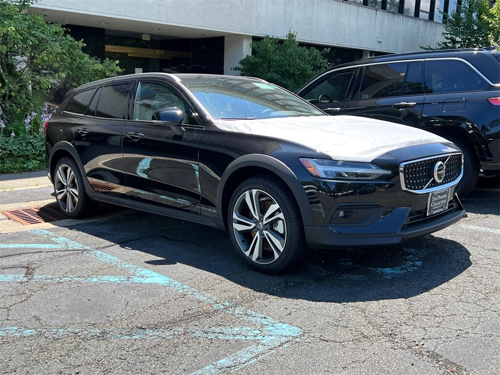 2026 Volvo V60 Cross Country B5 Plus photo 3