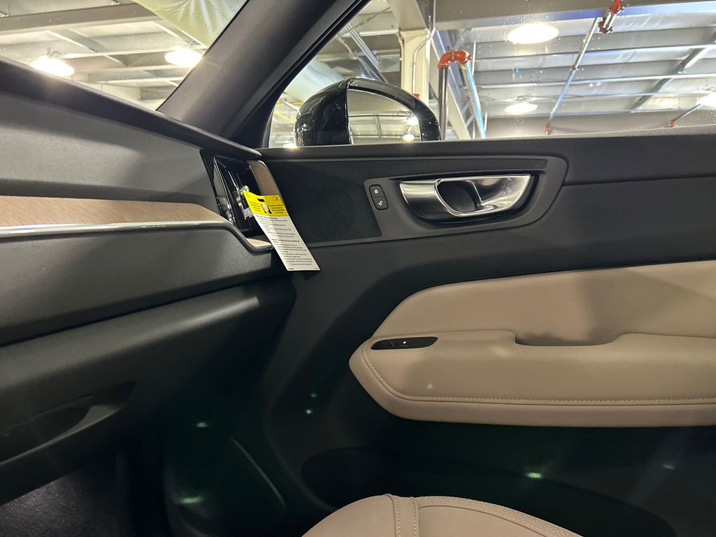 2026 Volvo XC60 Plus - Photo 19