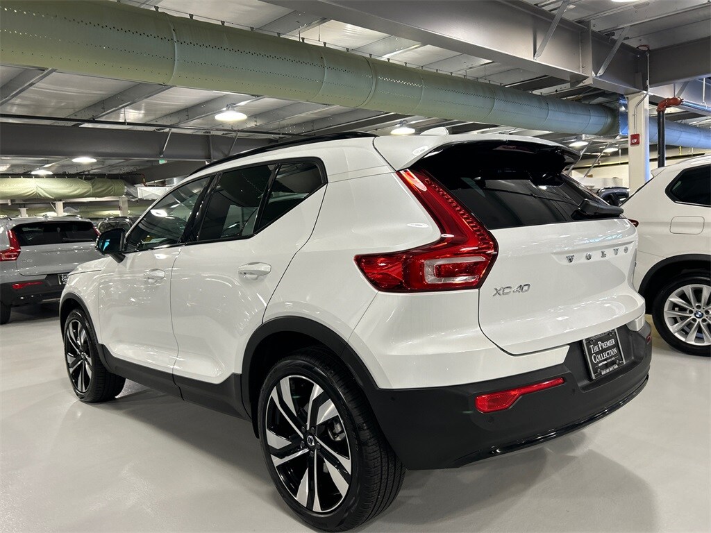 2025 Volvo XC40 Plus photo 3